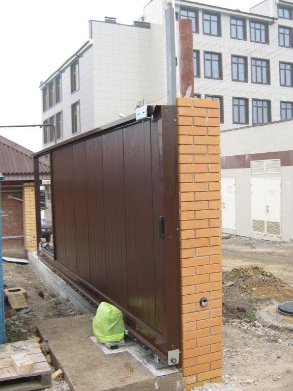 Производим установку откатных ворот в Каменске-Шахтинском, беремся за проекты любой сложности. Опыт работы наших сотрудников - более 12 лет. Цены Вас приятно удивят.