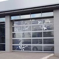 Панорамные секционные ворота ALUTECH серии AluTherm с тройным остеклением, фальш-панелью и автоматическим управлением, 3250×3460 мм