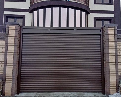Роллетные ворота Алютех серии Prestige со сплошным алюминиевым профилем роликовой прокатки AG/77 с доставкой в Каменске-Шахтинском 